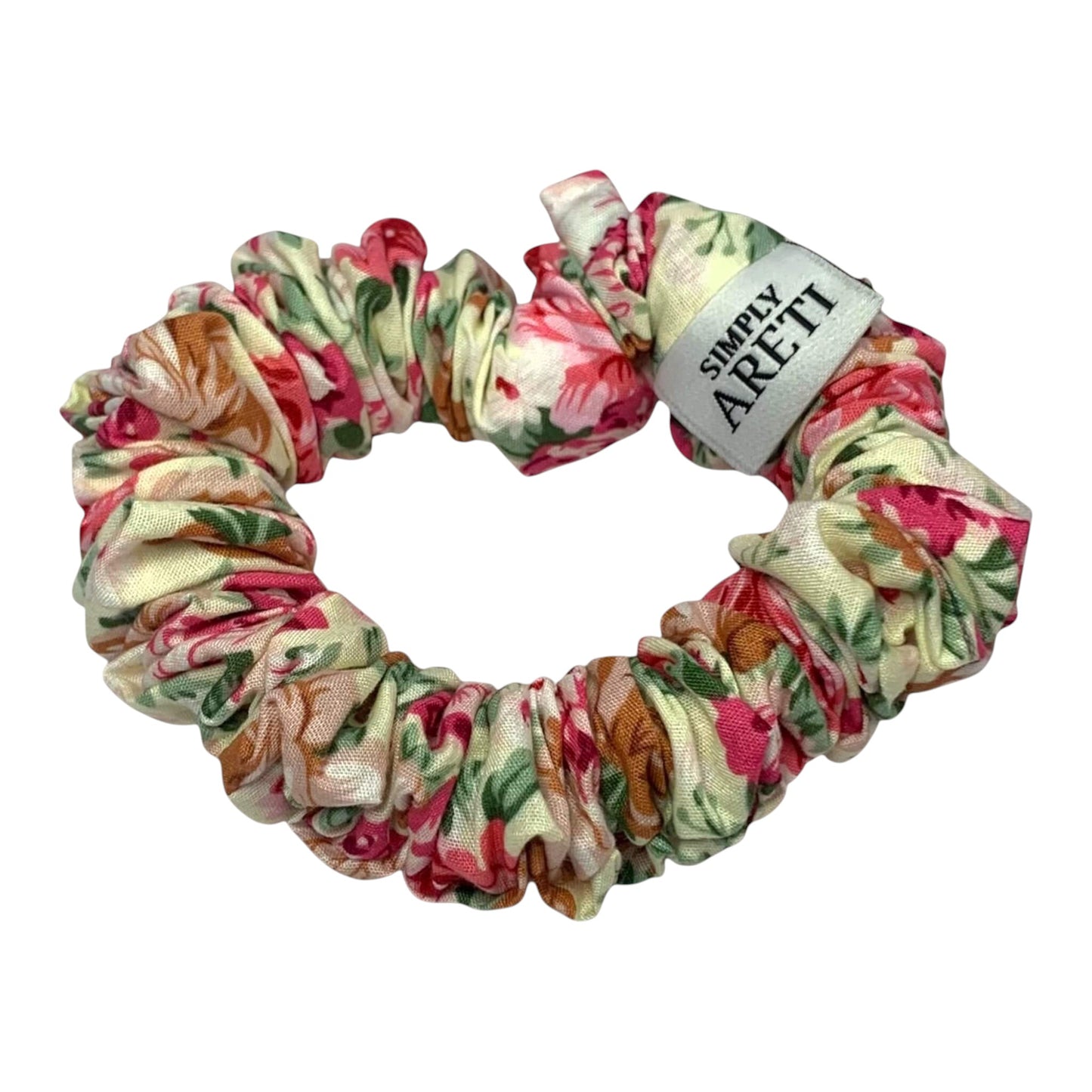 Floral patterned XS scrunchie light beige with a brand label on a white background, side
scrunchie σε XS μέγεθος υφασμάτινο σε χρώμα απαλό μπεζ με παστέλ λουλούδια ιδανικό για καθημερινή χρήση.